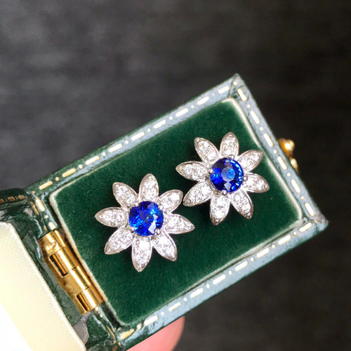 花モチーフ サファイアピアスk18 ピアス（スタッド・一粒） パール  