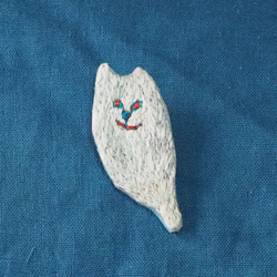 手刺繍ブローチ｜猫のネッ魂（ネッコん）(ブルーサビ) 1枚目の画像