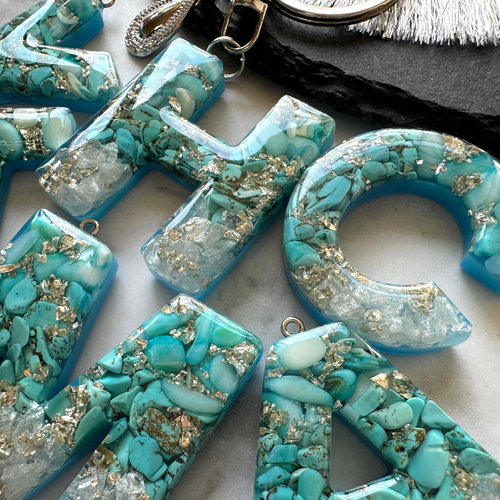turquoise☆shell レジンイニシャルキーホルダー キーホルダー