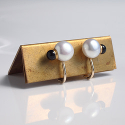 Kintsugi 珍珠和黑縞瑪瑙 [穿孔耳環] | 淡水珍珠黑瑪瑙 14kgf 第6張的照片