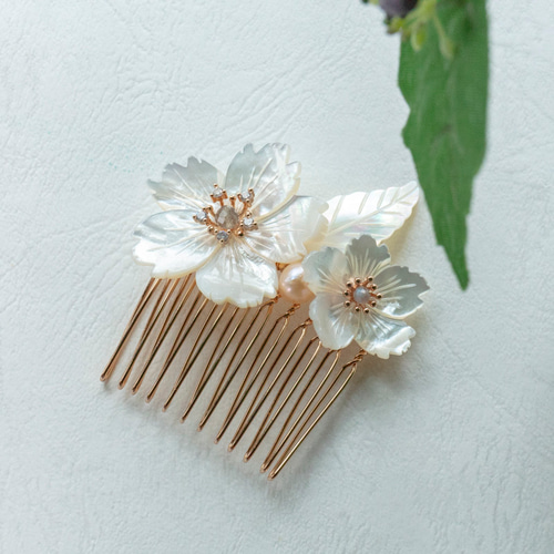 純白 白蝶貝シェルフラワーのヘアコーム ヘアアクセサリー 髪飾り 