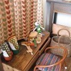 出産祝い　ハーフバースデー　誕生日祝い　名入れ　豆イス　　　　　　　　　　　　　　オーダー豆椅子『モロッコモザイク赤』 7枚目の画像