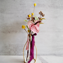 【アンスリュームとクラスペディアとコーヒーベリー】アーティフィシャルフラワー 花瓶アレンジ | 秋 | ギフト 2枚目の画像