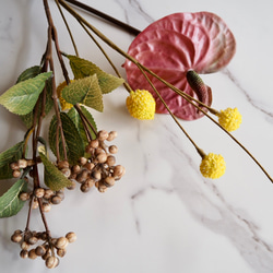 【アンスリュームとクラスペディアとコーヒーベリー】アーティフィシャルフラワー 花瓶アレンジ | 秋 | ギフト 8枚目の画像