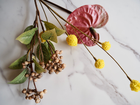 【アンスリュームとクラスペディアとコーヒーベリー】アーティフィシャルフラワー 花瓶アレンジ | 秋 | ギフト 8枚目の画像