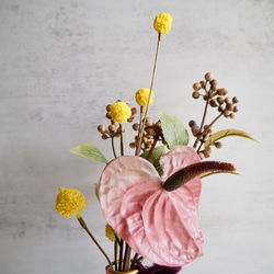 【アンスリュームとクラスペディアとコーヒーベリー】アーティフィシャルフラワー 花瓶アレンジ | 秋 | ギフト 7枚目の画像