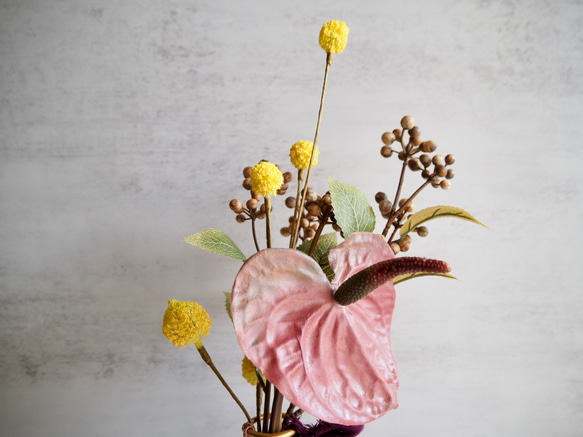 【アンスリュームとクラスペディアとコーヒーベリー】アーティフィシャルフラワー 花瓶アレンジ | 秋 | ギフト 7枚目の画像