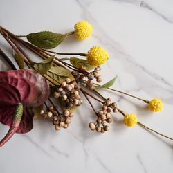 【アンスリュームとクラスペディアとコーヒーベリー】アーティフィシャルフラワー 花瓶アレンジ | 秋 | ギフト 9枚目の画像