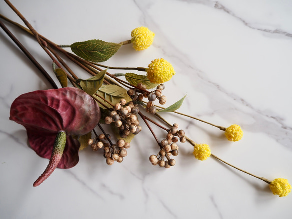 【アンスリュームとクラスペディアとコーヒーベリー】アーティフィシャルフラワー 花瓶アレンジ | 秋 | ギフト 9枚目の画像