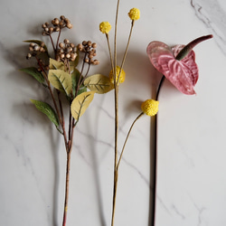 【アンスリュームとクラスペディアとコーヒーベリー】アーティフィシャルフラワー 花瓶アレンジ | 秋 | ギフト 11枚目の画像