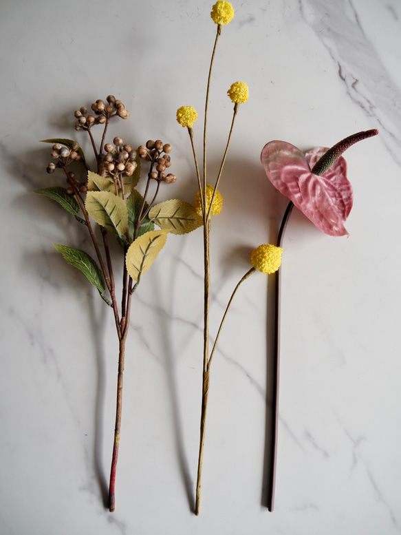 【アンスリュームとクラスペディアとコーヒーベリー】アーティフィシャルフラワー 花瓶アレンジ | 秋 | ギフト 11枚目の画像