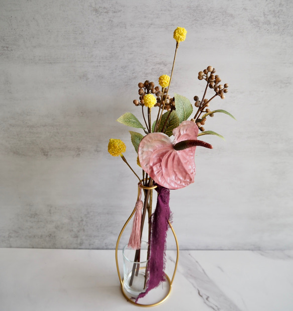 【アンスリュームとクラスペディアとコーヒーベリー】アーティフィシャルフラワー 花瓶アレンジ | 秋 | ギフト 6枚目の画像