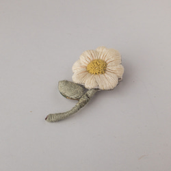 お花のブローチ【マーガレット】草木染めアクセサリー 2枚目の画像