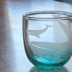 夏コップ　ザトウクジラの親子　　グラス　ビアグラス 2枚目の画像