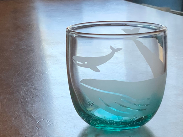 夏コップ　ザトウクジラの親子　　グラス　ビアグラス 2枚目の画像