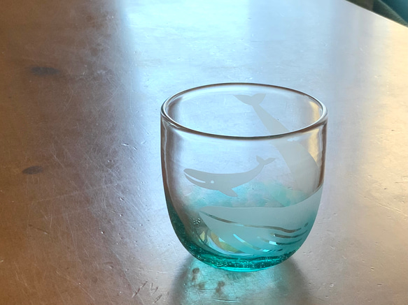 夏コップ　ザトウクジラの親子　　グラス　ビアグラス 3枚目の画像