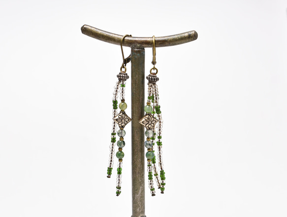 “K-sama only”透明綠色種子珠和苔蘚門，印度銀流蘇耳環 第3張的照片