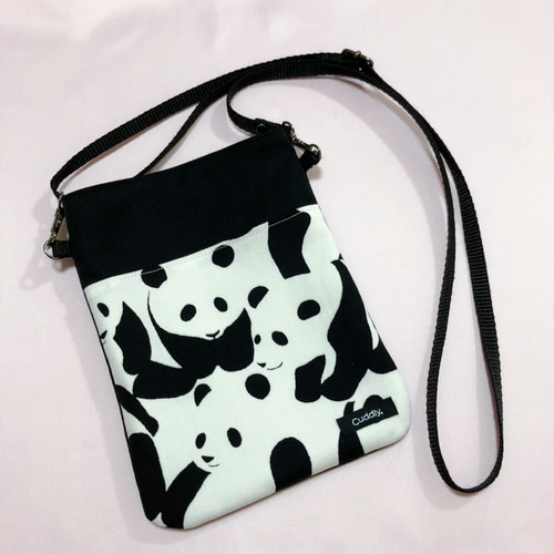 流行に ＊ バネポーチ やっちゃん＊ スマホ パンダ ミニショルダー＊黒