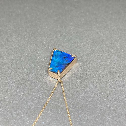 まるで陶器のような美しさ‼︎深い青色が魅力的なボルダーオパールk10YG