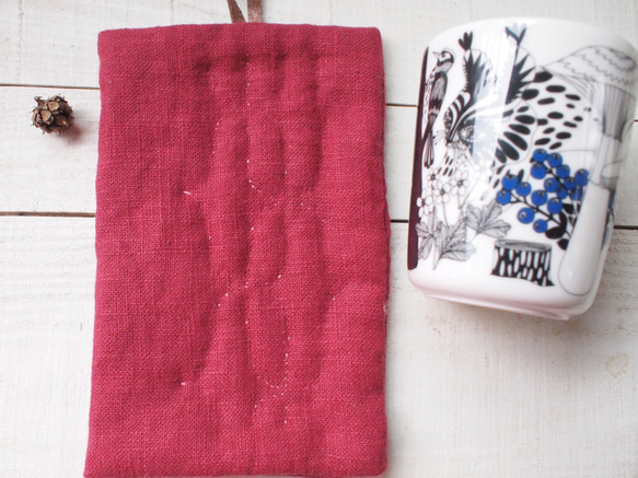 アイヌ刺繍の鍋つかみ　リネンのラズベリーに糸ピンク 3枚目の画像