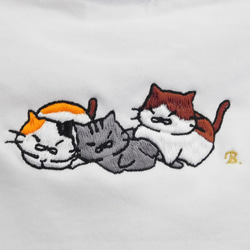 「にゃんたろう」様専用ページ　可愛い猫3匹の刺繍いりTシャツ 1枚目の画像