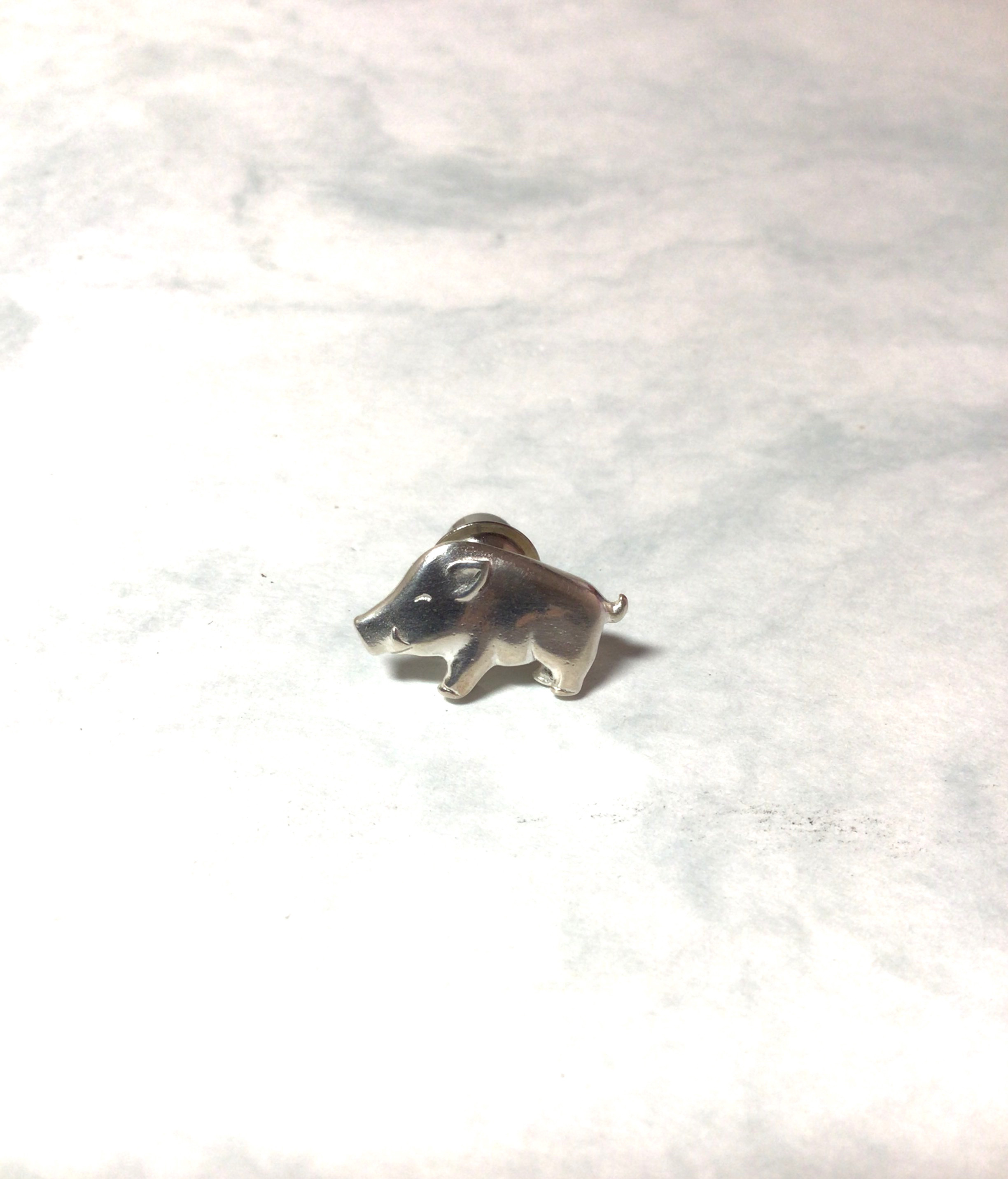 銀のピンバッジ干支　亥