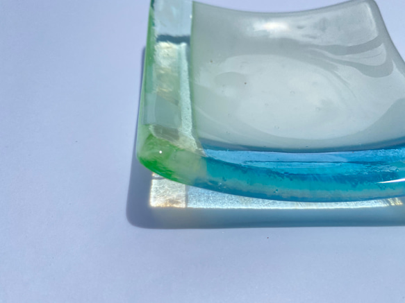 「新緑と柔らかい光（小）」四角いお皿　ガラス皿　食器　ガラス工芸　プレート　ギフト　夏　 4枚目の画像