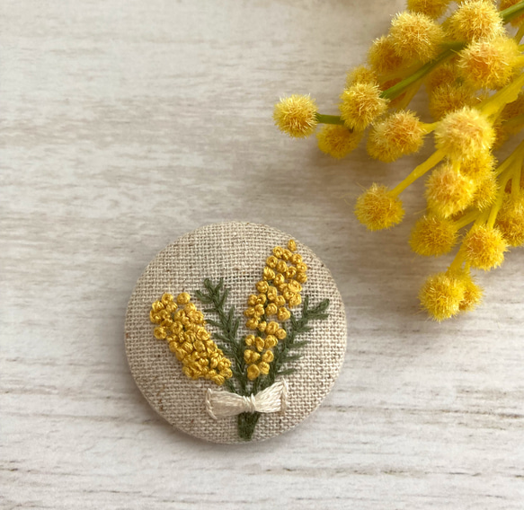 ミモザのお花の可愛い刺繍ブローチ （ミモザの花束刺繍ブローチ 