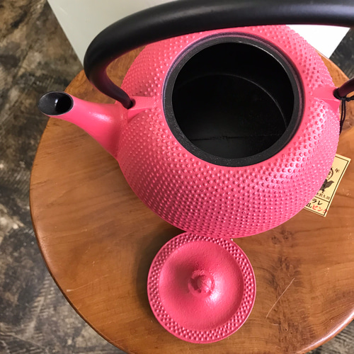 ポップなカラーの伝統工芸品 南部鉄瓶 末広アラレ1.2L ポット ポップなカラーの伝統工芸品 南部鉄瓶 末広アラレ1.2L ポット