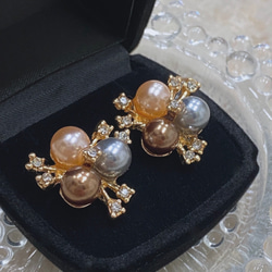 【handmade】3color pearl×rhinestone bouquet pierce ゴールド 金色 レトロ 1枚目の画像