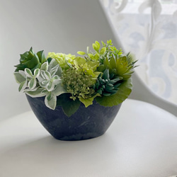[完売しました]グリーンのグラデーションが美しい多肉植物のアレンジメント 一年中飾れる造花のインテリア 1枚目の画像