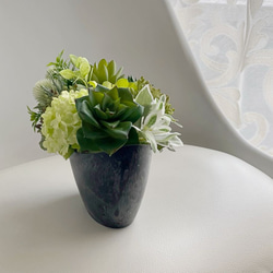 [完売しました]グリーンのグラデーションが美しい多肉植物のアレンジメント 一年中飾れる造花のインテリア 2枚目の画像