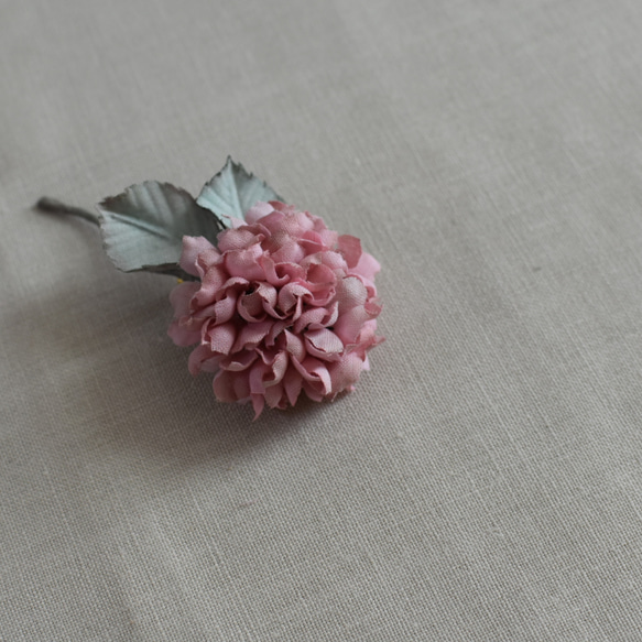【布花】小さな紫陽花のコサージュ（ライトレッド）/一点物 5枚目の画像