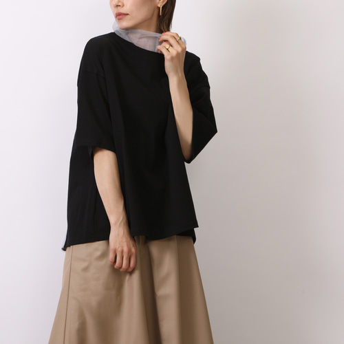 首元のレースと背中の切り替えがポイントのフレアラインTシャツ