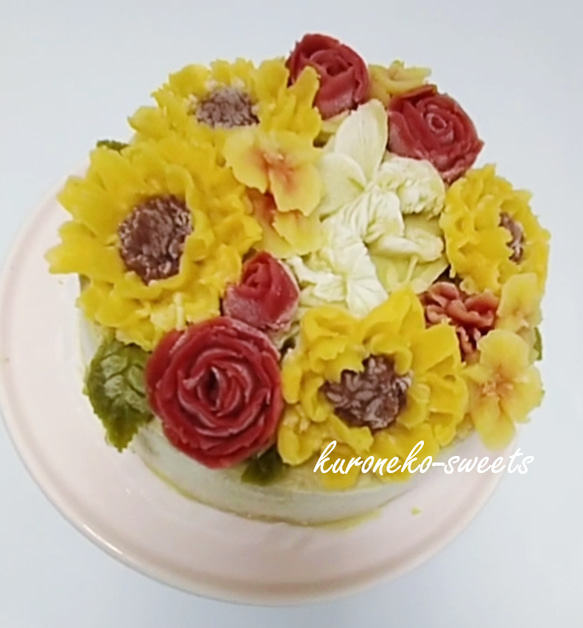 台湾カステラのフラワーケーキ（秘密の花園　ひまわり×妖精）グルテンフリー、さつま芋スイーツのデコレーションケーキ 2枚目の画像