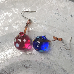 ガラスのヨーヨーの耳飾り  ブルー×ピンク 3枚目の画像