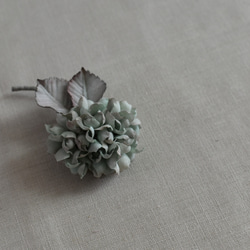 【布花】小さな紫陽花のコサージュ（ヴィンテージグリーン）/一点物 2枚目の画像
