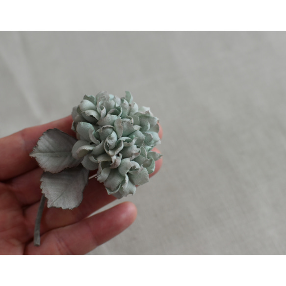 【布花】小さな紫陽花のコサージュ（ヴィンテージグリーン）/一点物 4枚目の画像