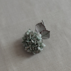【布花】小さな紫陽花のコサージュ（ヴィンテージグリーン）/一点物 3枚目の画像