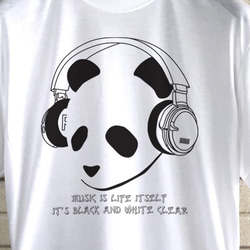 Music is life itself / It's black and white clear / Tシャツ 1枚目の画像