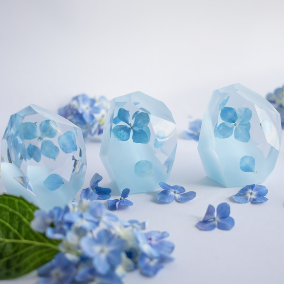 蒼花石 Hydrangea Epoxite ~2024年梅雨を閉じ込めた紫陽花の石~ 本物の紫陽花を使用 3枚目の画像