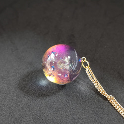 パープルやピンクに輝く宇宙玉レジンの球体ネックレス 10枚目の画像