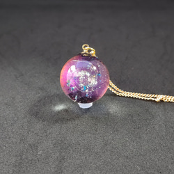 パープルやピンクに輝く宇宙玉レジンの球体ネックレス 1枚目の画像