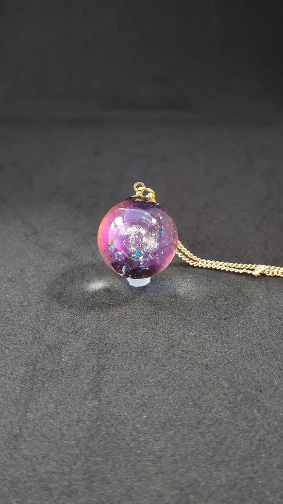パープルやピンクに輝く宇宙玉レジンの球体ネックレス