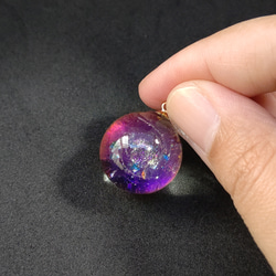 パープルやピンクに輝く宇宙玉レジンの球体ネックレス 4枚目の画像