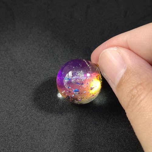 パープルやピンクに輝く宇宙玉レジンの球体ネックレス