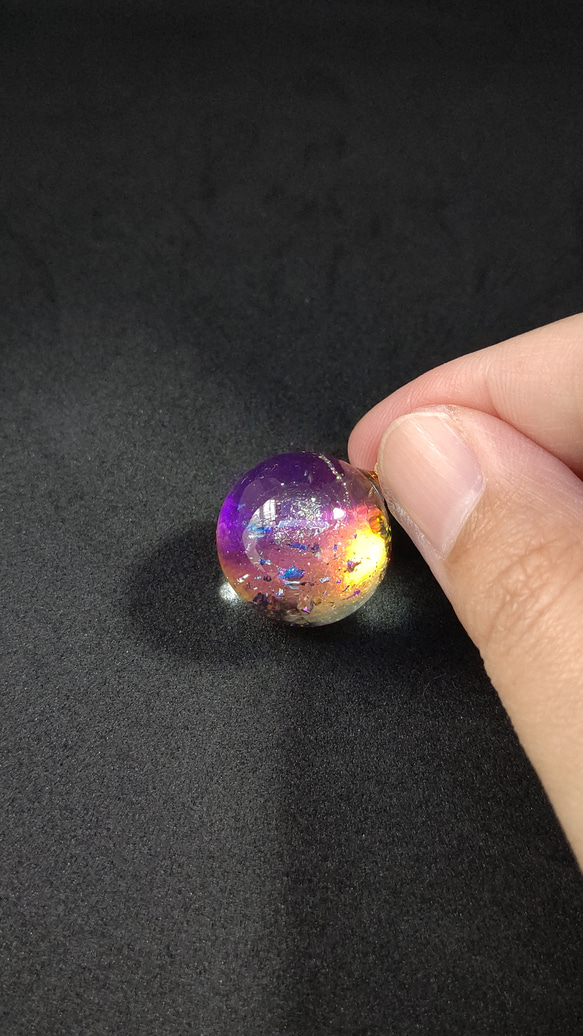 パープルやピンクに輝く宇宙玉レジンの球体ネックレス 3枚目の画像