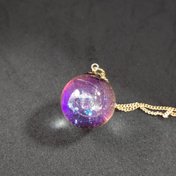 パープルやピンクに輝く宇宙玉レジンの球体ネックレス 9枚目の画像