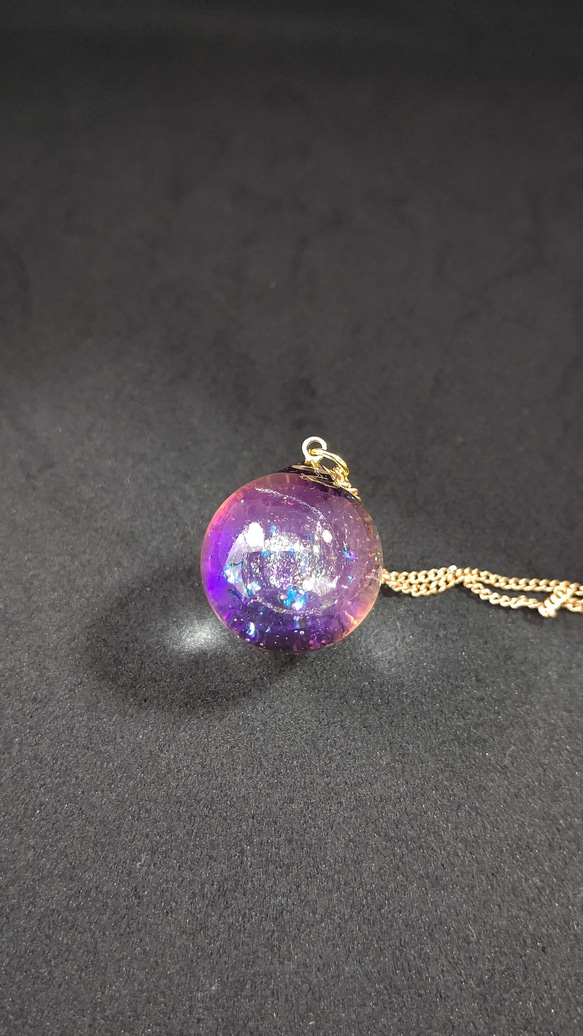 パープルやピンクに輝く宇宙玉レジンの球体ネックレス 9枚目の画像