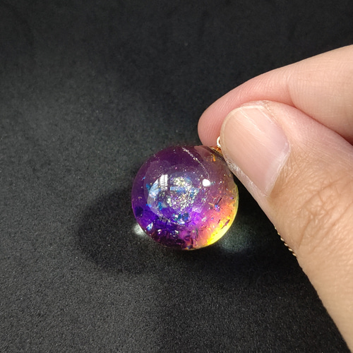 パープルやピンクに輝く宇宙玉レジンの球体ネックレス